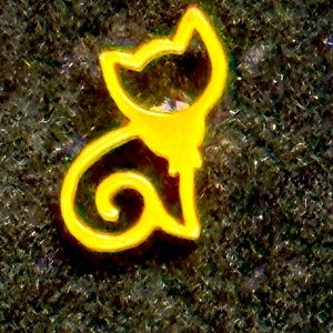 Gold-tone cat-shaped earring